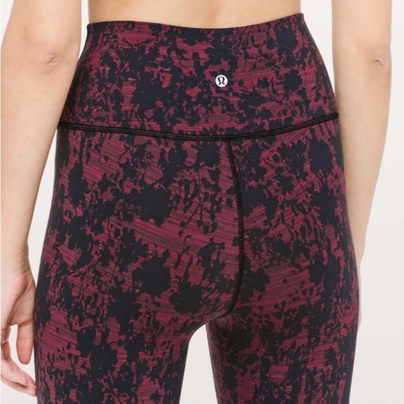 Lululemon 8 Wunder Under Crop (Hi-Rise) 21"
Scatter Blossom Jacquard Garnet Blk - Picture 10 of 12